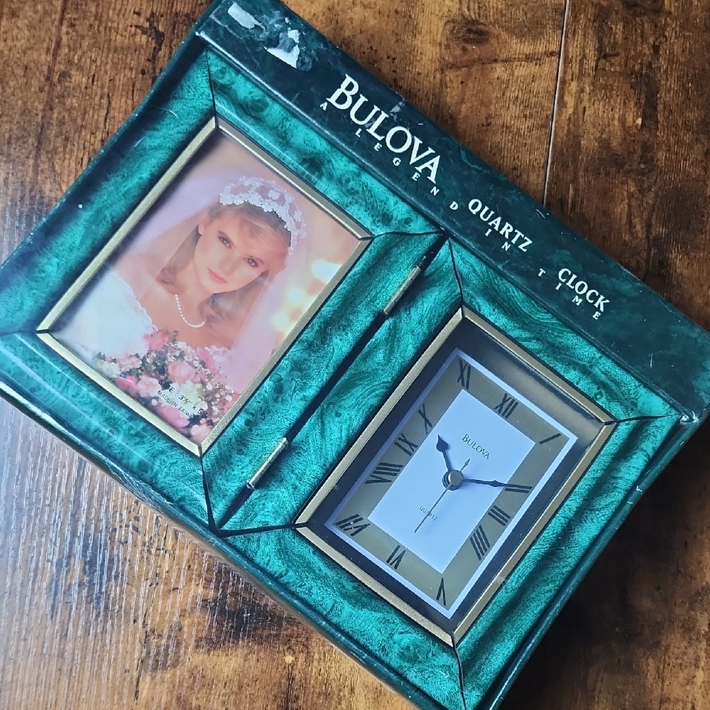 BULOVA | New In Box Emerald and‎ Gold Dual Frame Quartz Clock And Photo Holder